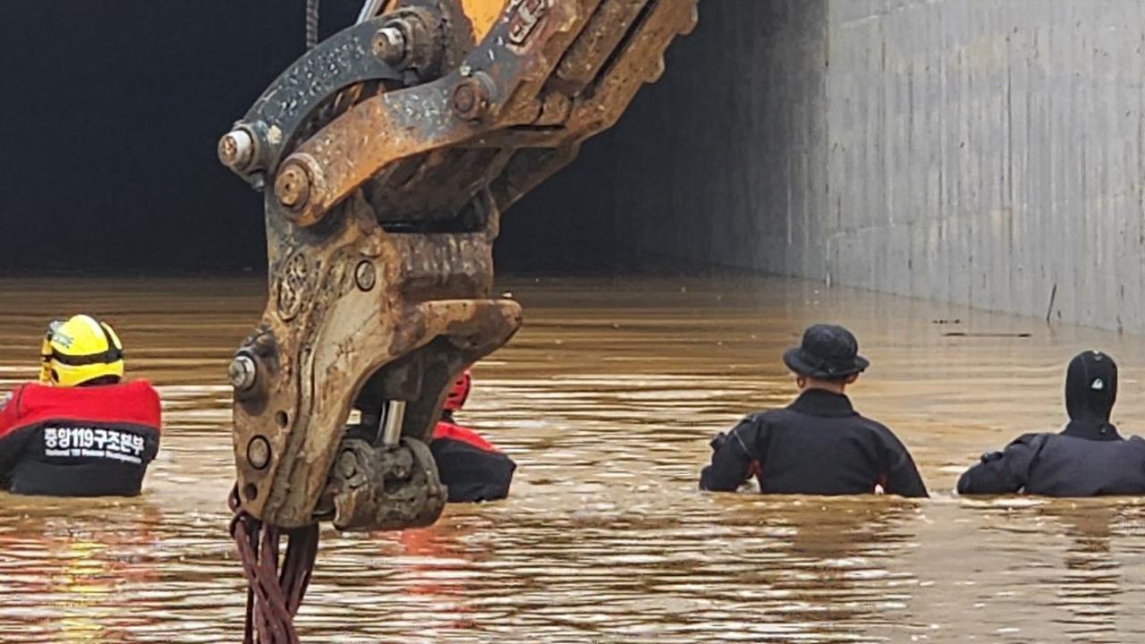 Sementara itu Badan Pemadam Kebakaran Nasional melalui timnya tengah berusaha melakukan penyelamatan terhadap orang-orang yang diduga masih terjebak di  terowongan jalan raya yang terendam banjir, dimana dalamnya ada sekitar 15 mobil terjebak di Cheongju.
