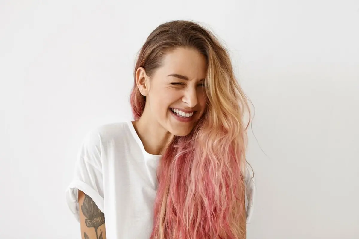 Seorang perempuan dengan rambut pirang (Foto Dok: Freepik/wayhomestudio)