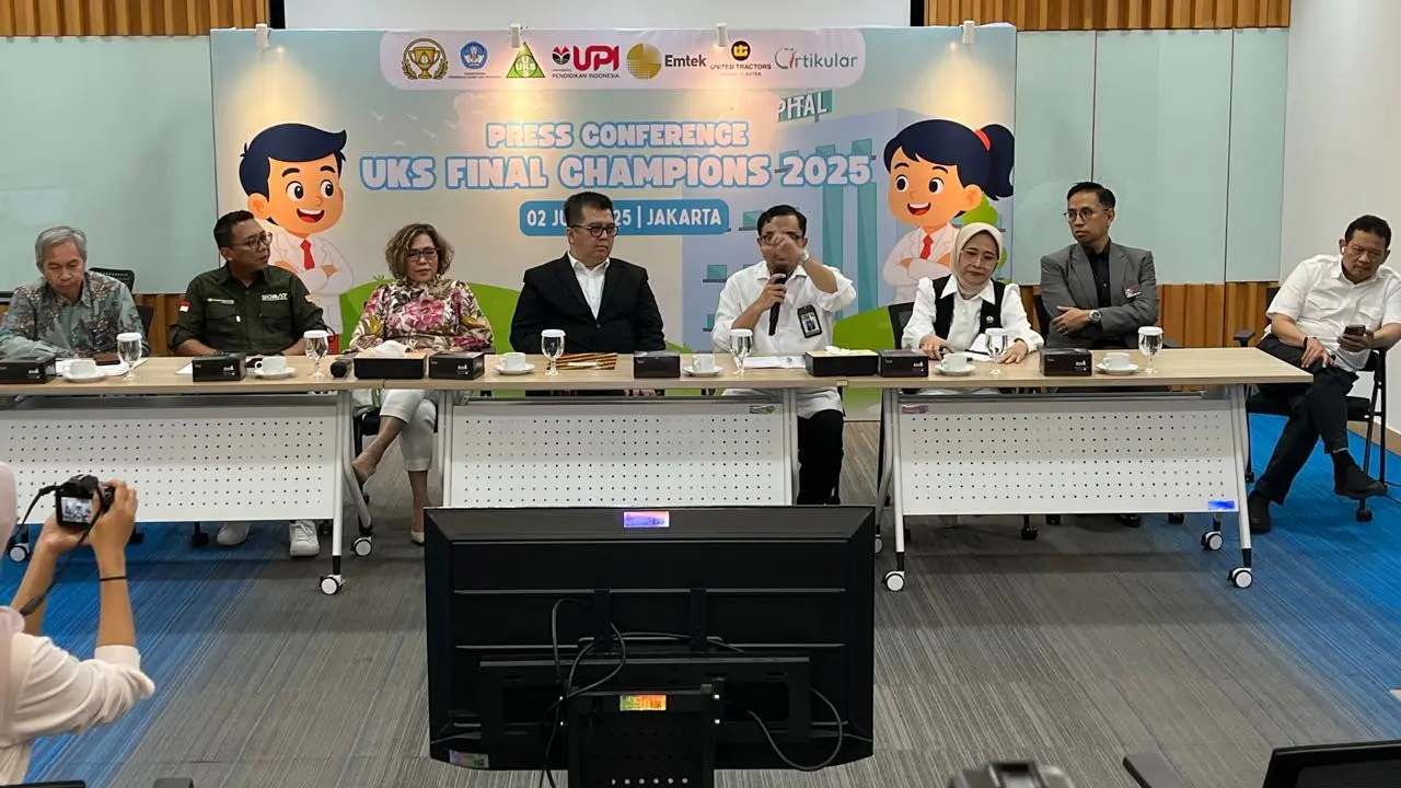 (Kiri ke kanan) Prof. Dr. Didi Sukyadi, MA. (Wakil Rektor I Universitas Pendidikan Indonesia), Himawan Sutanto (SRCOM Department Head United Tractors), Harsiwi Achmad (Direktur Surya Citra Media), dr. Alif N Rahman. Sp.OT. FIPM.FIPP.CIPS.C- PSH.AIFO-K, CO