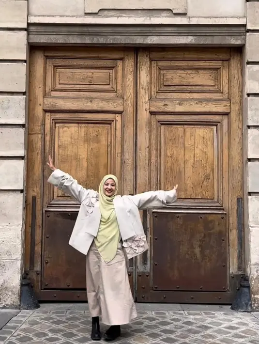 Natasha Rizky memilih long outer dan rok nuansa earthy yang dipadukannya dengan pashmina warna hijau lime yang segar, [@natasharizkynew/@ninazatulini22/@ratnagalih/@dianayulestari]