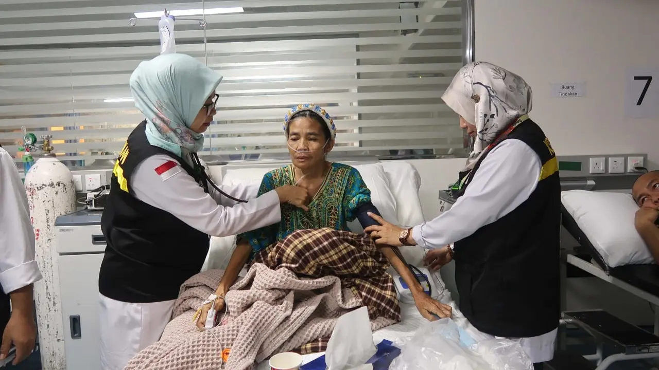 Dokter KKHI Madinah sedang memeriksa jemaah haji sakit. Darmawan/MCH