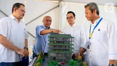 Ketua Umum Pengurus Koperasi Astra Pongki Pamungkas (kedua kiri) menjelaskan maket rancangan bangunan gedung baru Koperasi Astra usai peluncuran logo baru dan groundbreaking gedung baru Koperasi Astra di kawasan Cempaka Putih, Jakarta, Senin (28/10/2019). (Liputan6.com/Pool/Corcomm Astra)