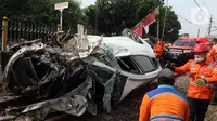 Petugas mengevakuasi mobil Honda Mobilio yang tertabrak KRL Commuterline KA 1077 (Bogor-Jakarta Kota) di kawasan Rawageni, Ratu Jaya, Cipayung, Depok, Jawa Barat, Rabu (20/4/2022). Pengemudi kendaraan dibawa ke rumah sakit. (merdeka.com/Arie Basuki)