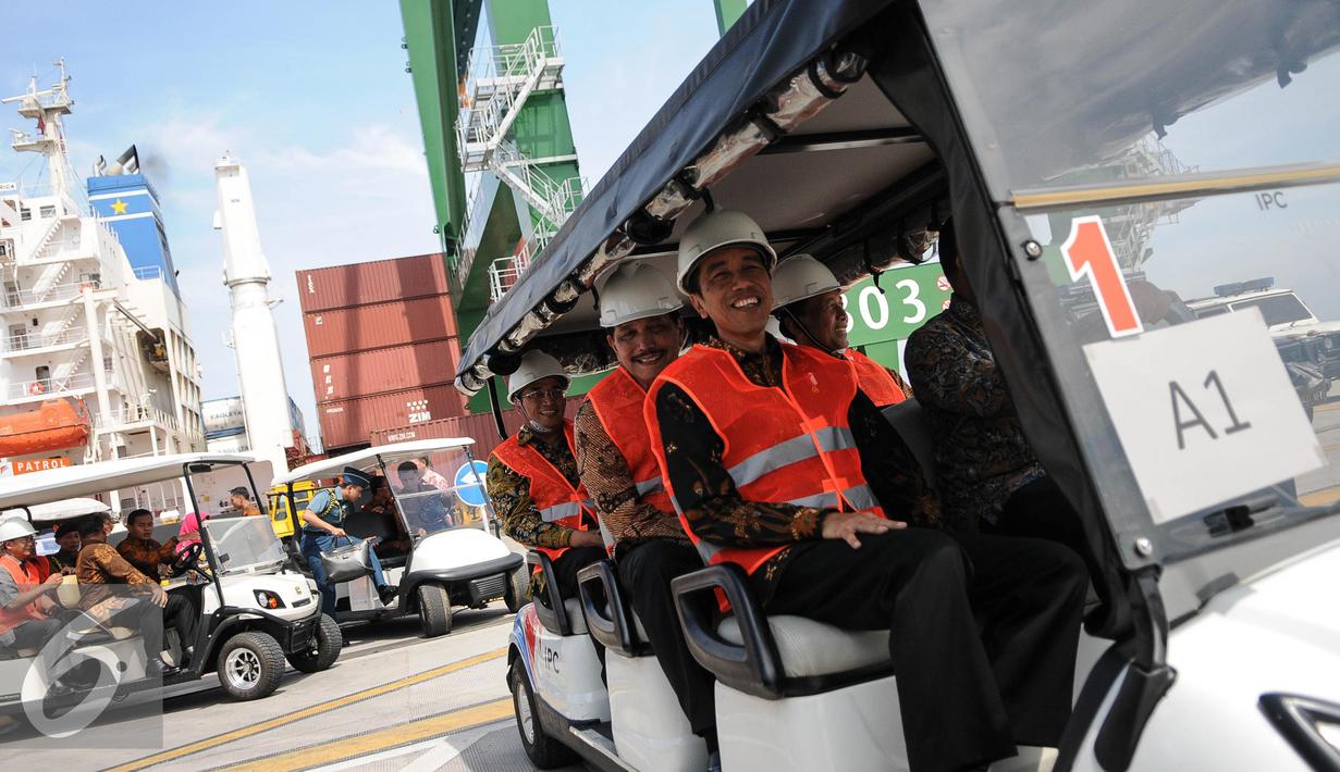 Presiden Jokowi meninjau New Priok Container Terminal (NPCT) 1, Pelabuhan Tanjung Priok, Jakarta, (13/9). Terminal diproyeksikan dapat melayani kapal petikemas berkapasitas I3.000-15.000 TEUs dengan bobot di atas 150.000 DWT. (Liputan6.com/Faizal Fanani)