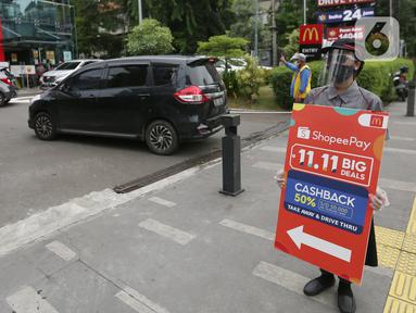 Konsumen antre untuk mendapatkan Cashback 50% dan Diskon 50.000 dari ShopeePay di drive thru gerai McDonald’s Salemba, Jakarta, Kamis (11/11/2021). Program promo tersebut merupakan bagian dari kampanye ShopeePay 11.11 Big Deals. (Liputan6.com/Fery Pradolo)