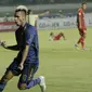 Gelandang Persib, Raphael Maitimo, melakukan selebrasi usai mencetak gol ke gawang Persiba pada laga lanjutan liga 1 Indonesia di Stadion GBLA, Bandung, Minggu (11/6/2017). Persib menang 1-0. (Bola.com/M Iqbal Ichsan)