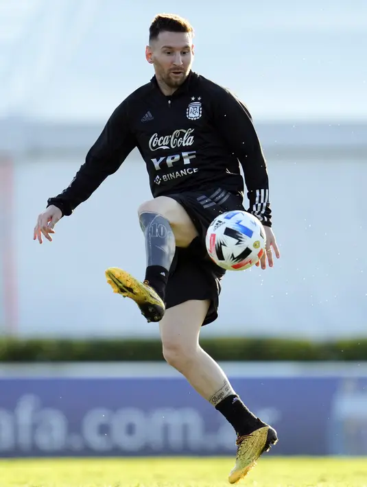 Pemain Argentina Lionel Messi menendang bola saat sesi latihan sebelum melawan Venezuela pada pertandingan sepak bola kualifikasi Piala Dunia 2022 di Buenos Aires, Argentina, 23 Maret 2022. (AP Photo/Natacha Pisarenko)
