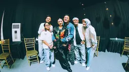 Potret di balik layar keluarga Sule ini penuh kehangatan. Netizen menantikan formasi lengkap keluarga Sule di atas panggung di momen lainnya, salah satunnya ketika tur Perjalanan 10 Tahun Rizky Febian. Seperti diketahui, menandai 10 tahun kariernya bermusik, Rizky Febian gelar tur bertajuk ‘Perjalanan 10 Tahun Rizky Febian’ di beberapa kota seperti Bandung hingga Yogyakarta. (Liputan6.com/IG/@putridelinaa)