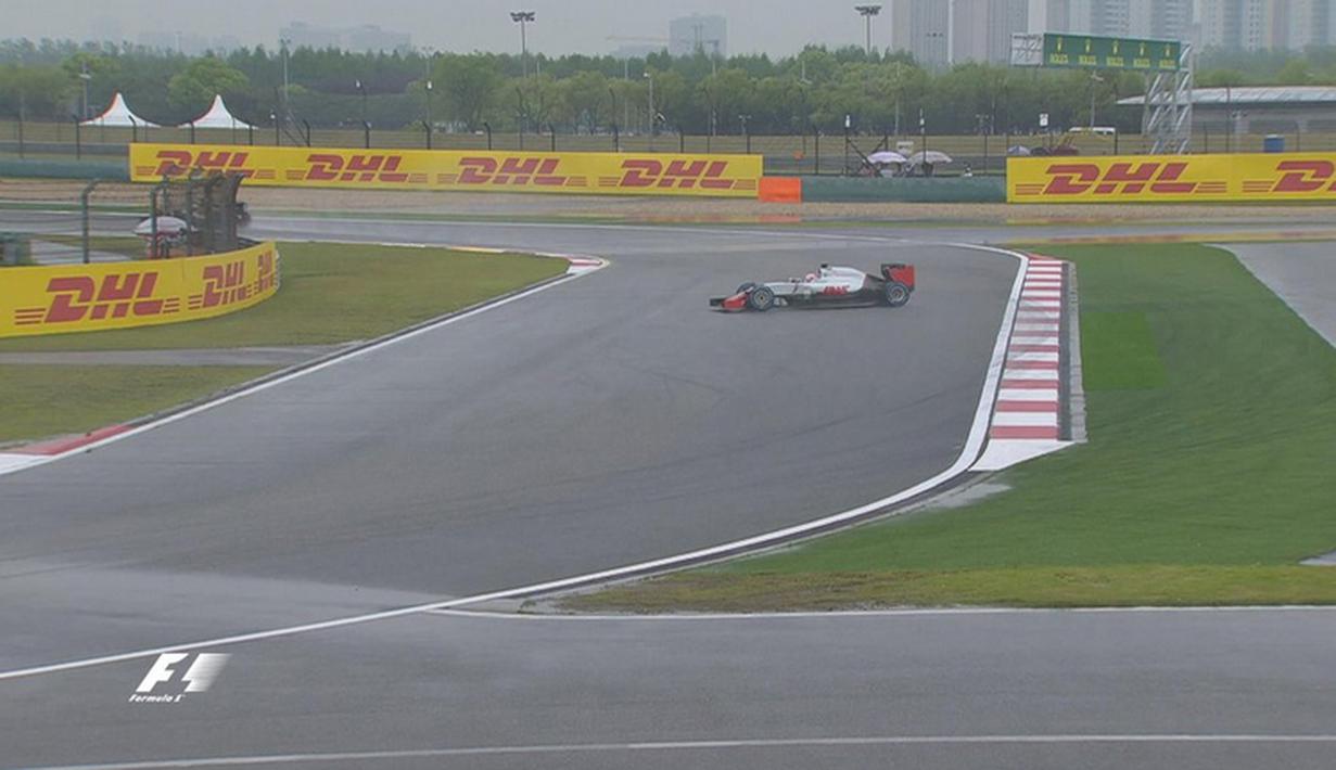 Pebalap Haas F1, Romain Grosjean, melintir di trek yang basah saat latihan bebas ketiga F1 GP China di Sirkuit Internasional Shanghai, China, Sabtu (16/4/2016). (Bola.com/Twitter/F1)