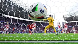 Spanyol unggul terlebih dahulu di babak pertama berkat gol Alvaro Morata, Fabian Ruiz dan Dani Carvajal. (JOHN MACDOUGALL / AFP)