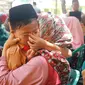 Suasana tatkala siswa membasuh kaki ibu saat memperingati Hari Ibu. (Foto: Liputan6.com/Mohamad Fahrul).