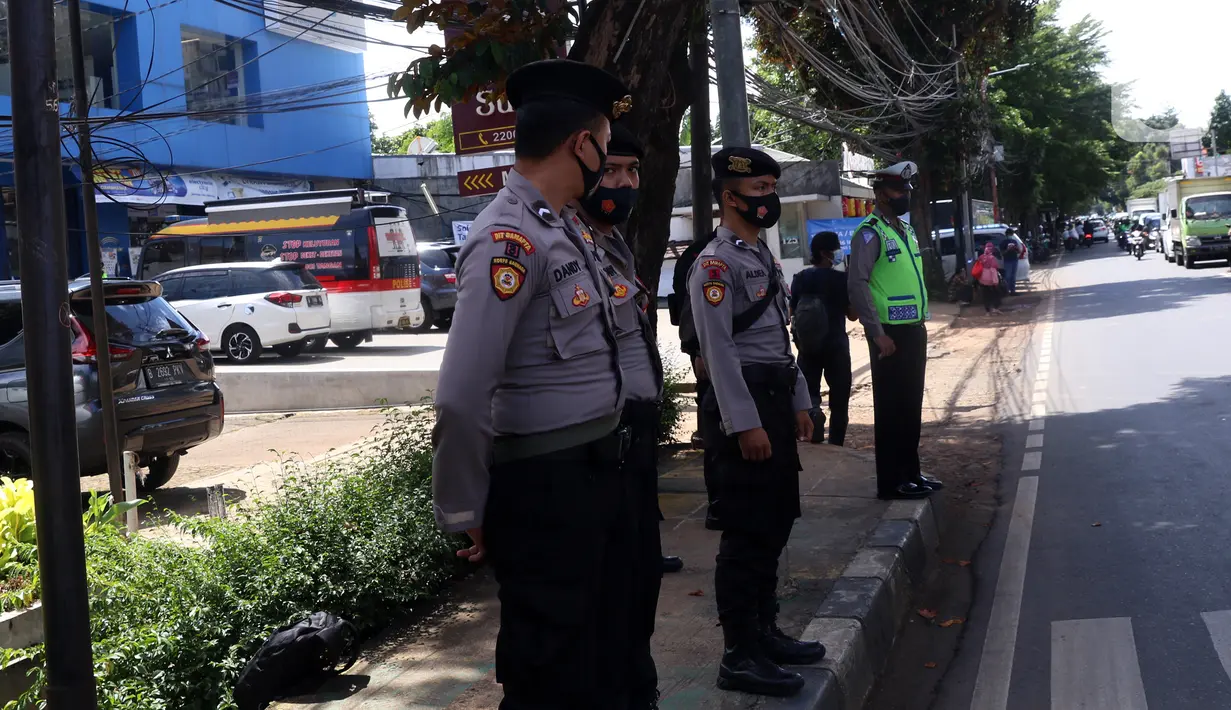 Sejumlah polisi berjaga di sekitar Pengadilan Negeri Jakarta Selatan, Senin (4/1/2021). Pengamanan ratusan aparat kepolisian dilakukan untuk mengantisipasi pergerakan masa pada saat sidang praperadilan Rizieq Shihab. (Liputan6.com/Angga Yuniar)