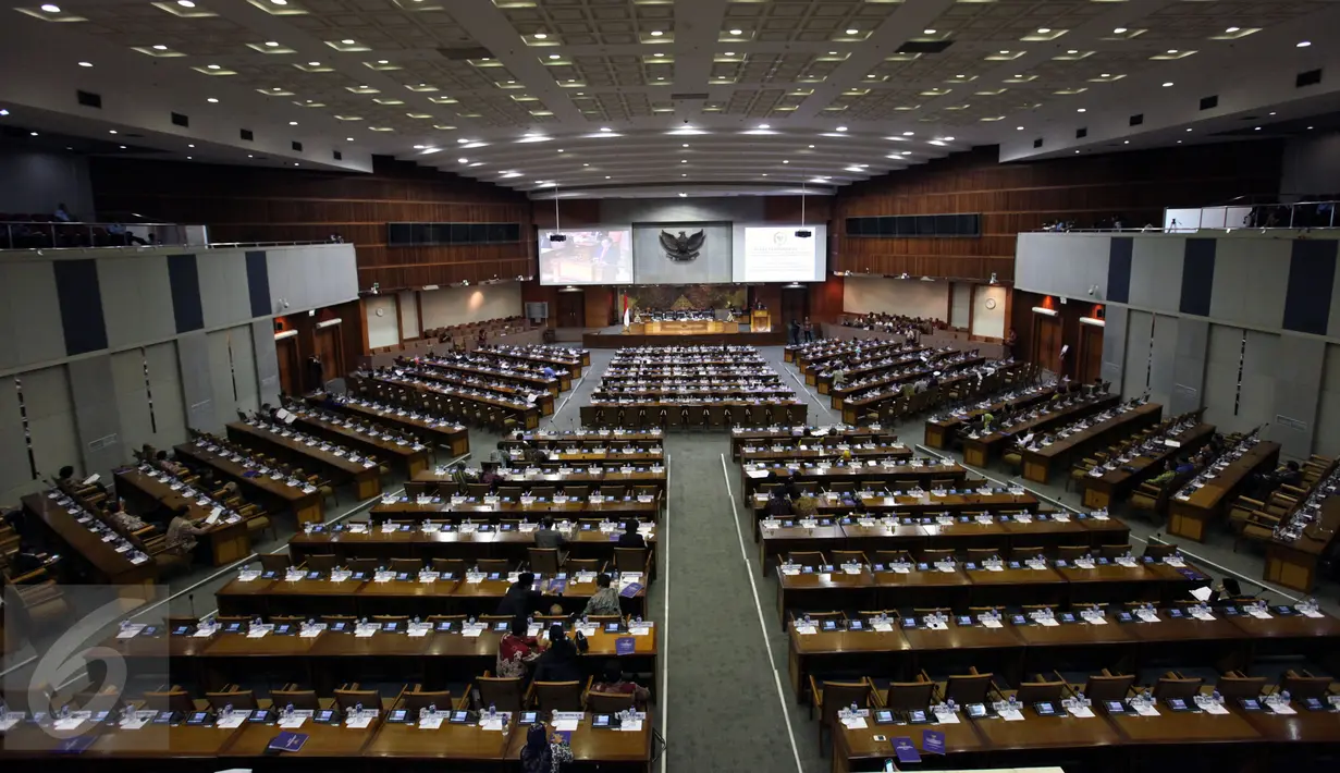 DPR RI menggelar rapat paripurna ke-27 masa persidangan V tahun 2015-2016 di Komplek Parlemen, Senayan, Jakarta, Jumat (20/5). Rapat yang membahas RAPBN Tahun Anggaran 2017 itu hanya dihadiri 214 dari 578 anggota dewan. (Liputan6.com/Johan Tallo)