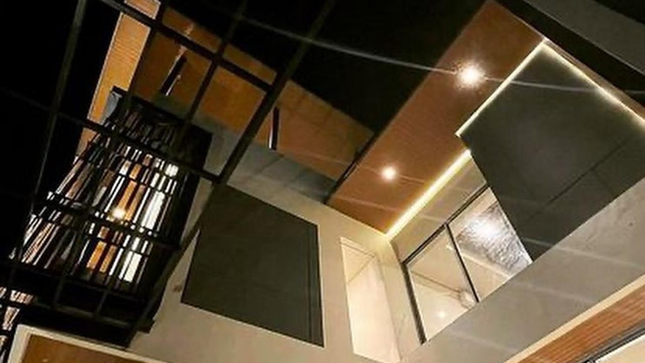 Rumah mewah Jonatan ini adalah hasil dari kerja kerasnya sebagai atlet, melalui perjuangan panjang hingga menjadi juara All England.<br>