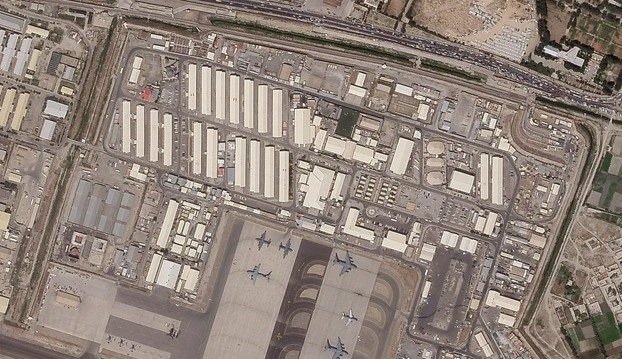 Foto satelit menunjukkan sisi militer Bandara Internasional Kabul, yang dikenal sebagai Bandara Internasional Hamid Karzai, Selasa (17/8/2021).  Pentagon mengatakan komandan AS sedang berkomunikasi dengan Taliban saat ingin mengevakuasi ribuan orang melalui bandara. (Planet Labs Inc. via AP)