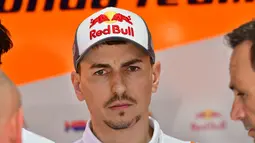 1. Jorge Lorenzo - Tampil memukau pada musim 2010, 2012 dan 2015 bersama tim Yamaha. Terlalu nyaman bersama Yamaha dan bersitegang dengan Valentino Rossi, Lorenzo memutuskan berpindah haluan ke Ducati. (AFP/Giuseppe Cacace)