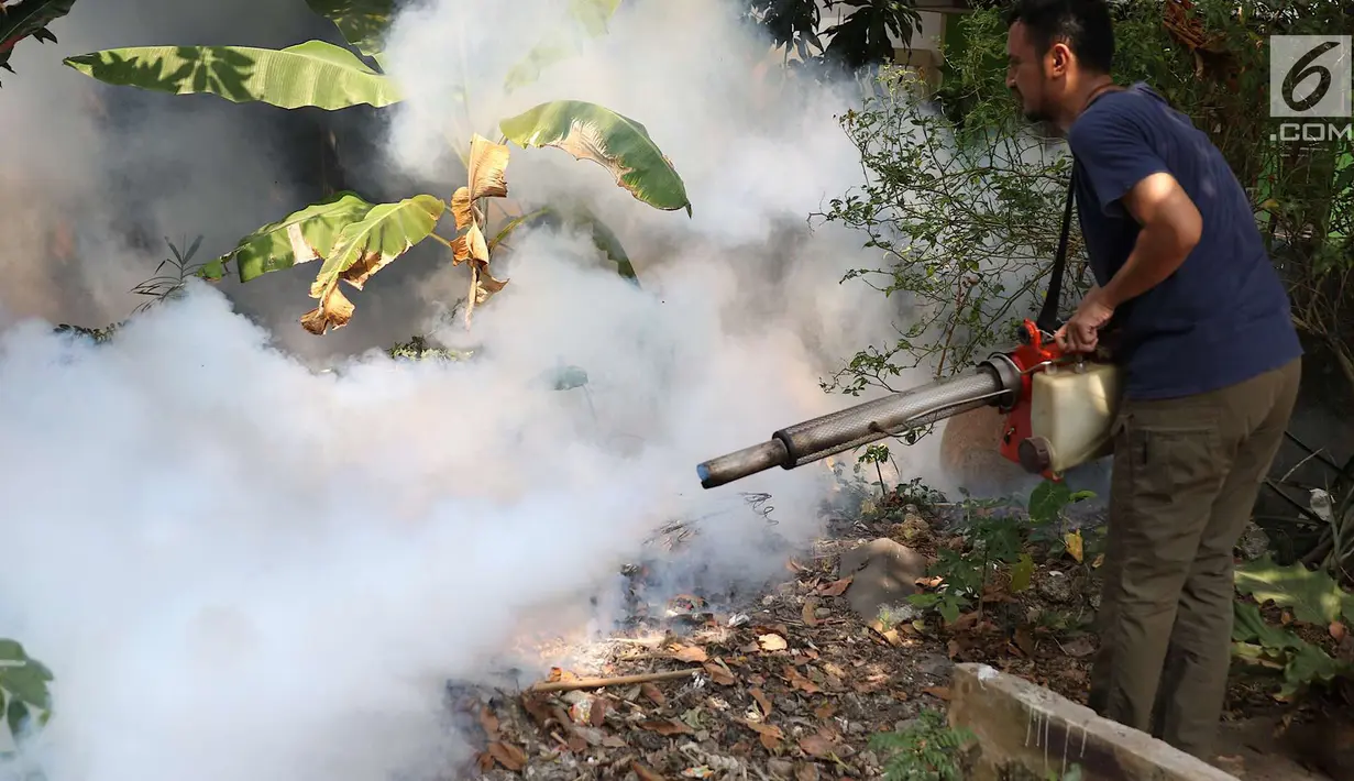 Warga melakukan pengasapan atau fogging di kawasan Kukusan, Depok, Jawa Barat, Senin (3/9). Pengasapan dilakukan guna mengurangi risiko penyakit demam berdarah akibat gigitan nyamuk aedes aegypti. (Liputan6.com/Immanuel Antonius)