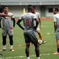 Pelatih Bhayangkara FC Simon McMenemy (kiri) tengah memberikan instruksi kepada pemainnya saat latihan jelang laga kontra Semen Padang dalam lanjutan Liga 1 di Stadion H. Agus Salim, Padang, 15 September 2017. (istimewa)