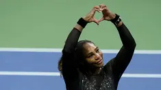 Petenis Amerika Serikat, Serena Williams memberi isyarat kepada para penggemar setelah kalah dari Ajla Tomljanovic dari Austrailia pada putaran ketiga kejuaraan tenis AS Terbuka di New York (2/9/2022). Serena Williams kalah dari Ajla Tomljanovi 5-7, 7-6 (4), 1-6. (AP Photo/Frank Franklin II)