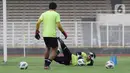 Penjaga gawang Timnas Indonesia U-23 melakukan latihan taktik di Stadion Madya Gelora Bung Karno, Jakarta, Selasa (12/4/2022). Latihan ini persiapan jelang Sea Games 2021 di Hanoi, Vietnam, 12 hingga 23 Mei 2022 mendatang. (Liputan6.com/Helmi Fithriansyah)