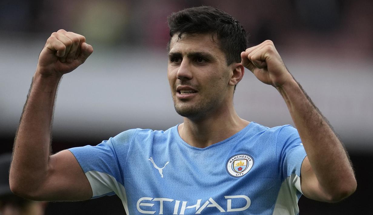 Manchester City berhasil comeback di kandang Arsenal usai tertinggal satu gol terlebih dahulu dalam laga lanjutan Liga Inggris, Sabtu (1/1/2022). Rodri menjadi pahlawan The Citizens melalui golnya di masa injury time dan membawa City menang 2-1 di akhir laga. (AP/Matt Dunham)