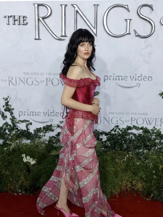 Markella Kavenagh menghadiri pemutaran perdana Prime Video "The Lord of the Rings: The Rings of Power" di Culver Studios di Los Angeles, California (15/8/2022). Markella Kavenagh tampil anggun mengenakan busana pink serta sepatu senada. (AFP/Michael Tran)