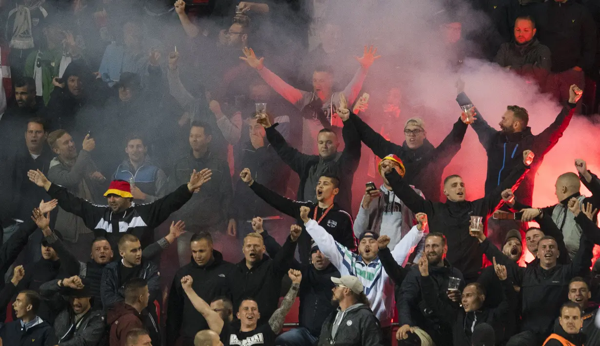 Suporter Jerman merayakan gol saat timnya melawan Republik Ceska pada laga Grup C kualifikasi Piala Dunia 2018 di Plzen, Republik Ceska (1/9/2017). Jerman menang 2-1. (AFP/Robert Michael)