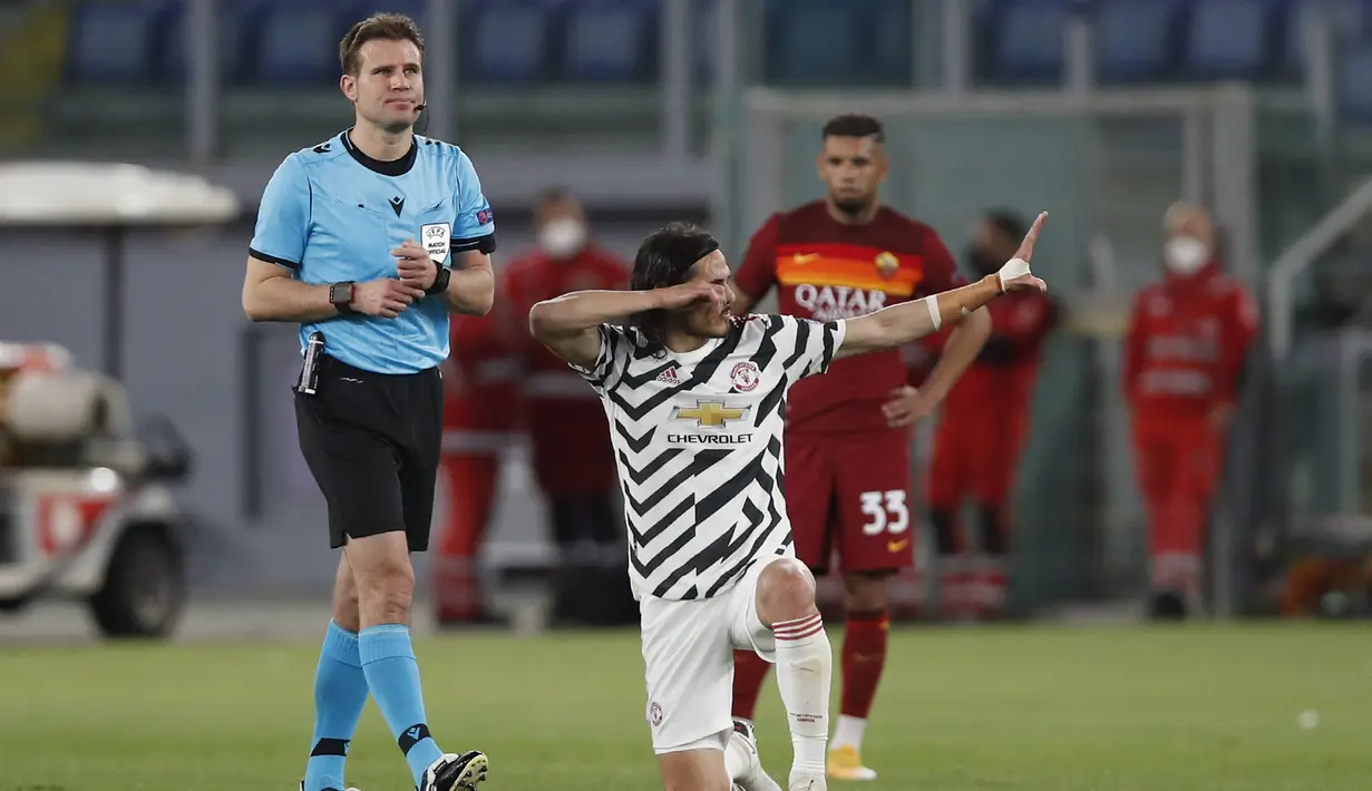 Striker Manchester United, Edinson Cavani melakukan selebrasi usai mencetak gol pertama timnya ke gawang AS Roma dalam laga leg kedua semifinal Liga Europa 2020/2021 di Olimpico Stadium, Roma, Kamis (6/5/2021). Manchester United kalah 2-3 dari AS Roma. (AP/Alessandra Tarantino)