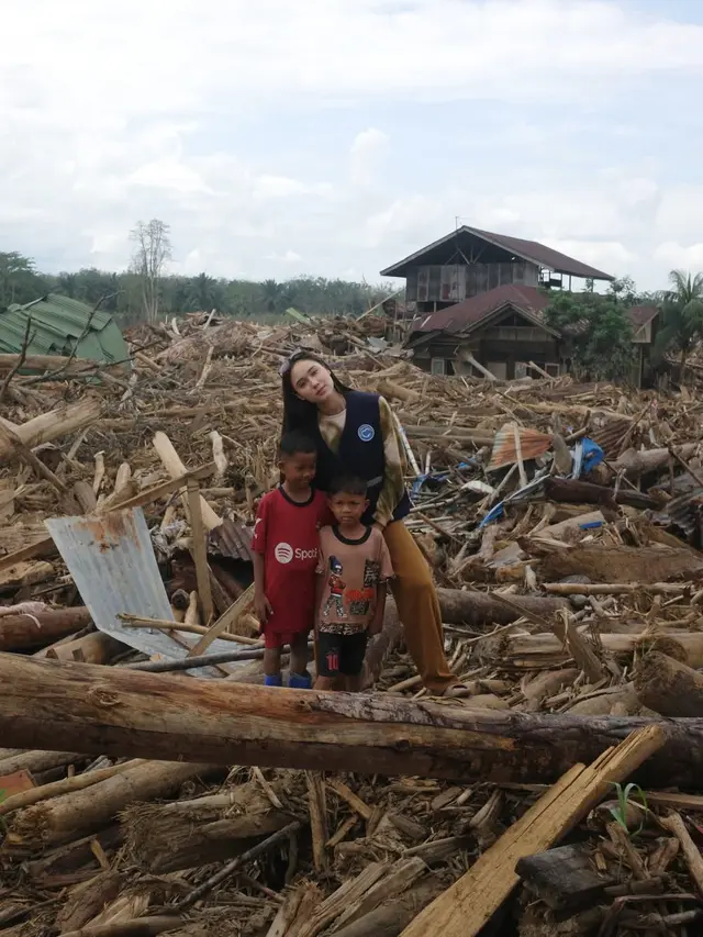 Putus dari Giorgino Abraham, Ini 6 Potret Yasmin Napper Aktif Jadi Relawan Banjir