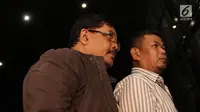 Kepala Dinas Pekerjaan Umum dan Penataan Ruang (PUPR) Tulungagung, Sutrisno (kiri) saat tiba di Gedung KPK, Jakarta, Kamis (7/6). Sutrisno ditangkap oleh KPK dalam Operasi Tangkap Tangan (OTT) di Blitar dan Tulungagung. (Liputan6.com/Herman Zakharia)