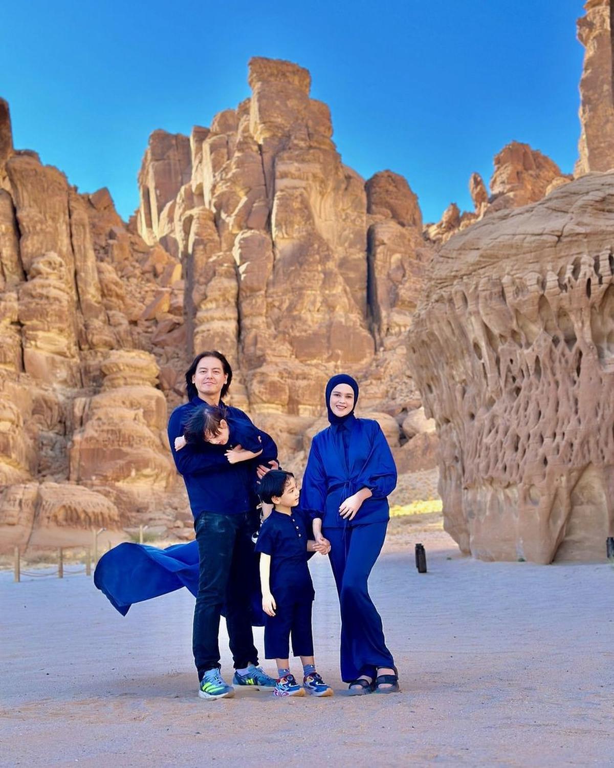 Dua anak laki-laki Cut Meyriska dan Roger Danuarta dikenal sangat tampan. Tak heran jika netizen menyebut keluarga ini sebagai keluarga good-looking.<br>