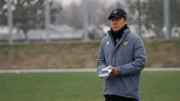 Pelatih Timnas Indonesia U-20, Shin Tae-yong, memimpin sesi latihan jelang laga melawan Suriah pada matchday kedua Grup A Piala Asia U-20 2023 di Uzbekistan, Jumat (3/3/2023). (Dok. PSSI)