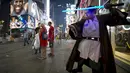 Seorang penggemar film Star Wars, Mike DeGuzman  berpose dengan lightsaber di Times Square,  New York, Jumat (4/9/2015).  Ini merupakan salah satu cara pihak Star Wars mempromosikan film dan pernak- pernik berbau film terlaris ini. (REUTERS/Carlo Allegri)
