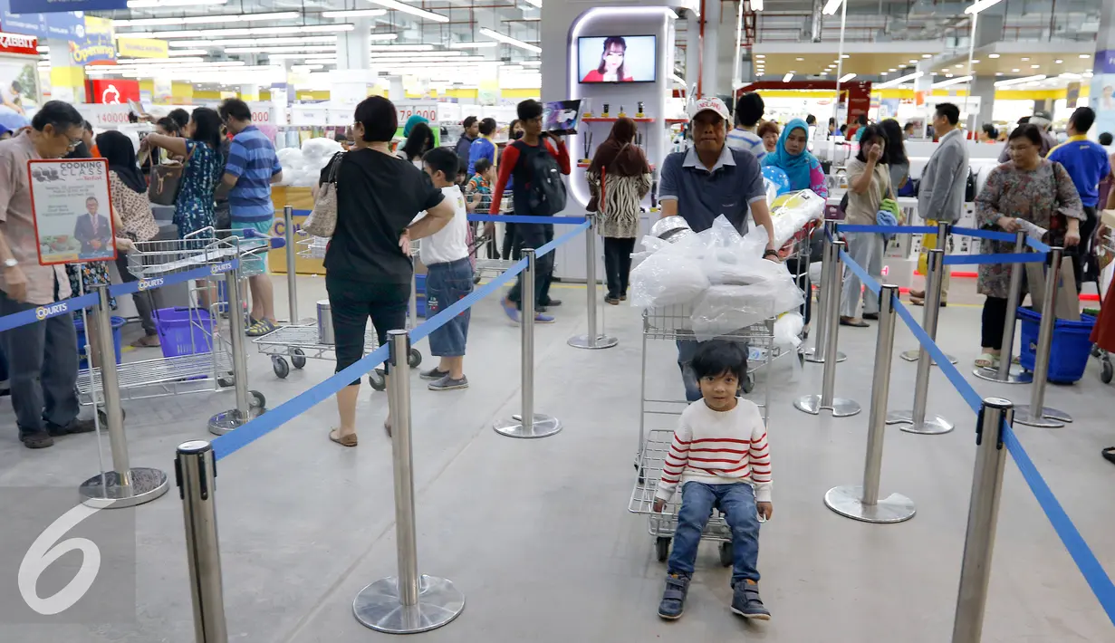 Pengunjung antri dikasir dengan membawa belanjaan di dalam troli pembukaan Megastore Courts, Tangerang Selatan, Sabtu (23/1/2016). Ritel terbesar di kawasan Asia ini menyediakan produk lokal dan internasional. (Liputan6.com/Fery Pradolo)