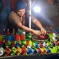 Kapal Klotok Mainan Kuno Yang Masih Bertahan di Era Gadget (Dewi Divianta/Liputan6.com)