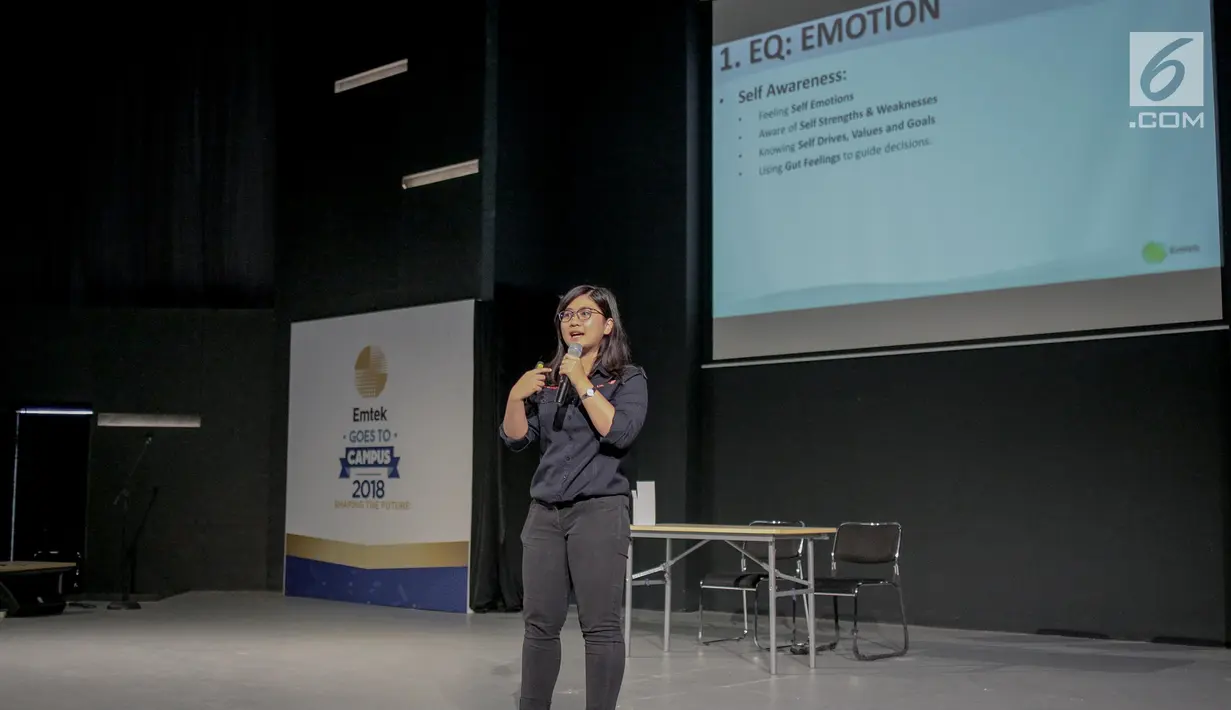 Amanda Thea selaku Talent Acquisition and Employer Branding at KMK Online menjadi pembicara dalam Workshop Session gelaran Emtek Goes to Campus (EGTC) 2018 di Universitas Kristen Petra, Surabaya, Selasa (13/11). (Liputan6.com/Faizal Fanani)