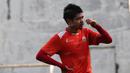Bambang Pamungkas terlihat serius berlatih bersama Persija Jakarta di Lapangan Villa 2000, Pamulang, Tangerang Selatan, Senin (25/4/2016). (Bola.com/Nicklas Hanoatubun)