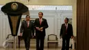 Presiden Jokowi memberikan keterangan pers didampingi Menkopolhukam Luhut B Panjaitan (kanan) setibanya dari Paris di Bandara Halim Perdanakusuma, Jakarta Timur, Rabu (2/12). (Liputan6.com/Faizal Fanani)