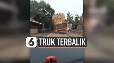 Viral di media sosial, sebuah video yang merekam detik-detik sebuah truk terbalik akibat kelebihan muatan kayu. Ini terjadi di daerah kabupaten Bekasi.