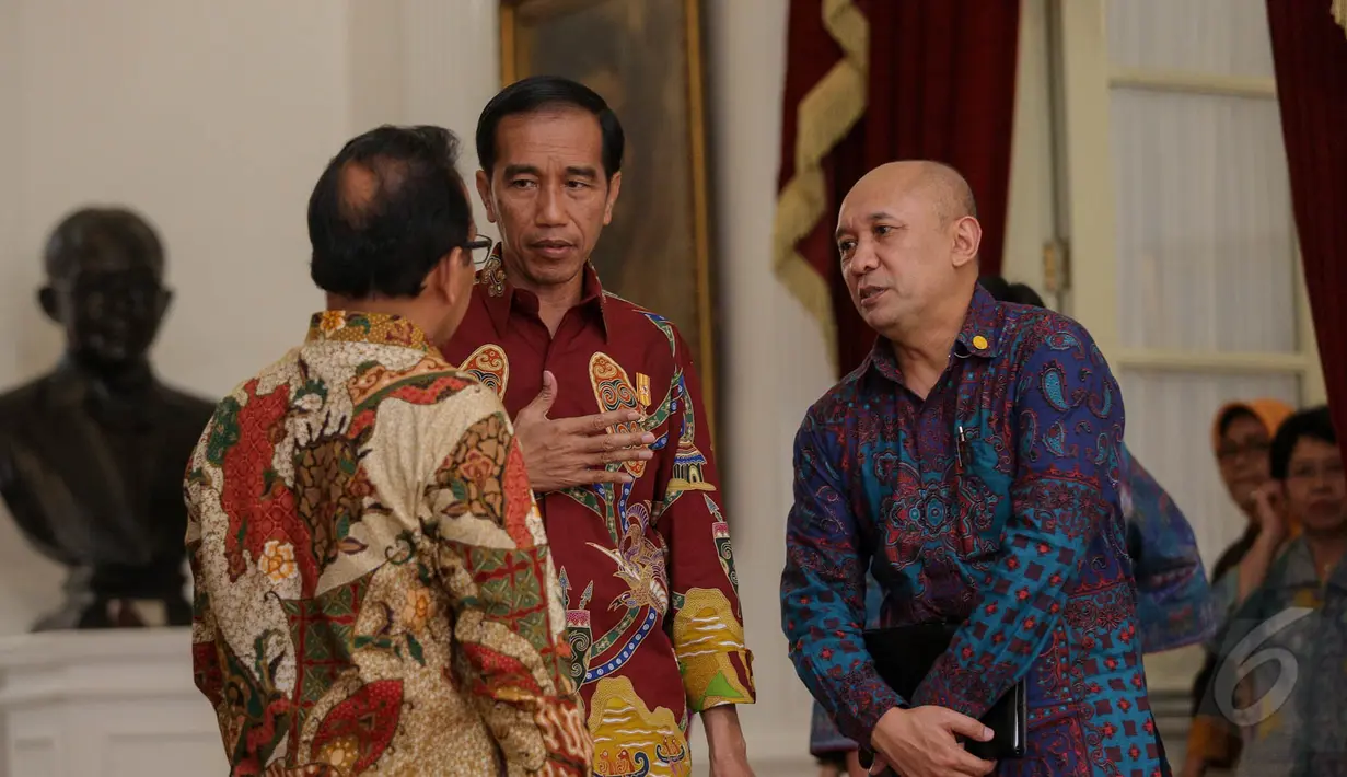 Presiden Joko Widodo saat bersiap melakukan konferensi pers usai bertemu dengan Pansel KPK, Jakarta, Senin (25/5/2015). Jokowi meminta Pansel untuk memilih calon pimpinan KPK yang kredibel dan dipercaya masyarakat. (Liputan6.com/Faizal Fanani)