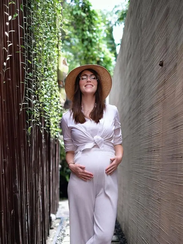 Hamil Anak Pertama, Ini 6 Potret Istri Randy Pangalila Pamer Baby Bump