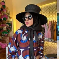 Pesona Melly Goeslaw di Usia 51 Tahun (instagram.com/melly_goeslaw)