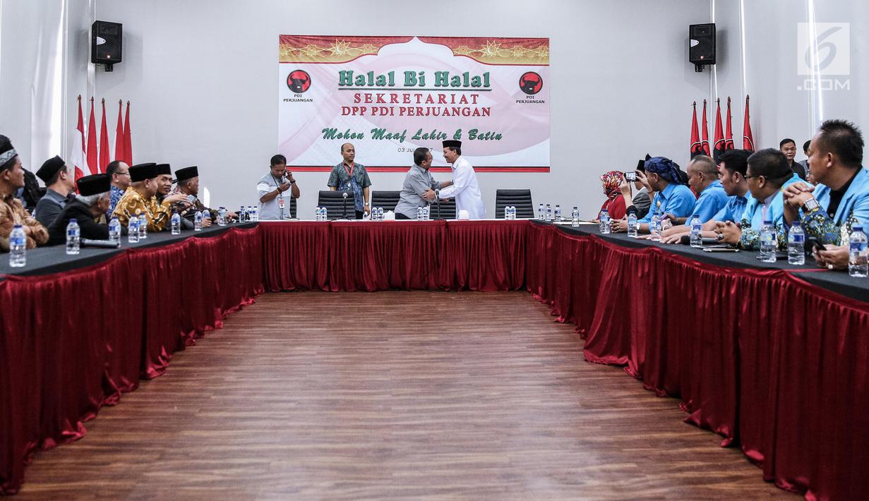 Ketua DPP Bidang Pemenangan Pemilu PDIP Bambang DH ( kedua kanan) menerima kedatangan Sekretaris Daerah Jawa Barat, Iwa Karniwa  di kantor Dewan Pimpinan Pusat (DPP) PDIP di Jalan Diponegoro, Menteng, Jakarta, Jumat (7/7). (Liputan6.com/Faizal Fanani)