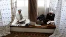 Umat muslim Afghanistan membaca Alquran di sebuah masjid di Kabul, Rabu (6/6). Selama sepuluh hari terakhir Ramadan, umat muslim melakukan itikaf dengan melakukan dzikir, berdoa, dan salat sunnat untuk menantikan malam Lailatul Qadar. (AP/Rahmat Gul)
