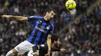 Gelandang Inter Milan Henrikh Mkhitaryan melompat saat berebut bola dengan bek AC Milan Davide Calabria dalam pertandingan final Piala Super Italia 2022 di King Fahd International Stadium, Riyadh, Arab Saudi, Kamis (19/1/2023) dini hari WIB. Duel AC Milan vs Inter Milan ini berakhir dengan skor telak 0-3. (AP Photo/Hussein Malla)