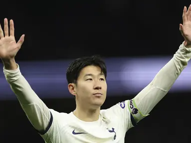 Tottenham Hotspur sukses mendulang tiga poin dalam laga pekan ke-20 Liga Inggris 2023/2024 setelah mengalahkan Bournemouth 3-1 di Tottenham Hotspur Stadium, London, Minggu (31/12/2023) malam WIB. Dalam laga di pengujung tahun 2023 tersebut yang juga menjadi laga perpisahan sementara Song Heung-min yang akan berlaga di Piala Asia 2023, bintang Korea Selatan tersebut ikut menyumbang satu gol. Dua gol lainnya dicetak oleh Pape Matar Sarr dan Richarlison. Sementara satu-satunya gol tim tamu dihasilkan oleh Alex Scott. (AP Photo/Ian Walton)