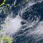 Gambar satelit menunjukkan sekelompok besar hujan dan badai di dekat Filipina pada Selasa sore, waktu setempat. (Badan Meteorologi Jepang / Himawari 8)
