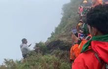 Hari Keempat Pencarian, Tim SAR Sisir Lereng Gunung Bulusaraung Cari Barang Milik Korban Pesawat ATR 42-500