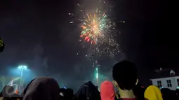 Warga menyaksikan pesta kembang api di Kota Tua Museum Fatahilla, Jakarta, Jum'at (01/01). Ribuan Warga Jakarta hadir untuk menyemarakan pergantian tahun baru. (Liputan6.com/Faisal R Syam)