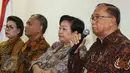 Anggota Wantimpres Sidarto Danusubroto memberikan keterangan saat melakukan pertemuan dengan petinggi KPK di Gedung Wantimpres, Jakarta, Senin (3/4). Pertemuan itu membahas penguatan KPK dalam pemberantasan korupsi. (Liputan6.com/Angga Yuniar)